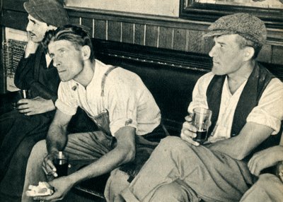 Operai in una locanda inglese che ascoltano Mr. Churchill da Unbekannt