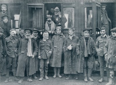 Truppe Inglesi Ferite in Viaggio verso un Ospedale di Base, c1914 da Unbekannt