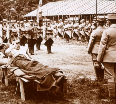 Ufficiale ferito saluta la bandiera, c. 1914-1918 da Unbekannt