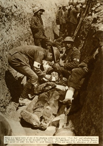 Soldato ferito curato nelle trincee, Battaglia della Somme, Prima Guerra Mondiale, 1916 da Unbekannt