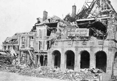 Edificio distrutto, Grande Place, Peronne, Francia, Prima Guerra Mondiale, 1917, c1920 da Unbekannt