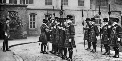 Yeomen Warders in parata alla Torre di Londra, 1926-1927 da Unbekannt