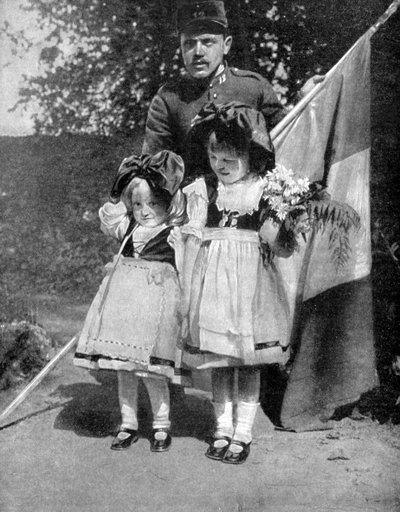 Giovani alsaziani in abiti tradizionali con un soldato francese, Prima Guerra Mondiale, 1915 da Unbekannt