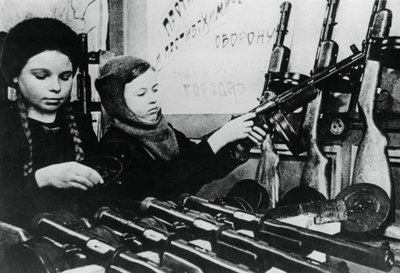 Ragazze giovani che assemblano mitragliatrici in una fabbrica russa, 1943 da Unbekannt