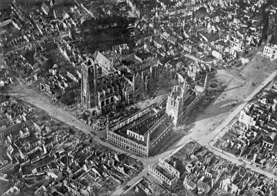 Ypres dopo il bombardamento tedesco, Prima Guerra Mondiale, 1914-1918, c1920 da Unbekannt