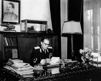 Il leader jugoslavo Maresciallo Josip Broz Tito nel suo ufficio, Belgrado, Jugoslavia da Unbekannt