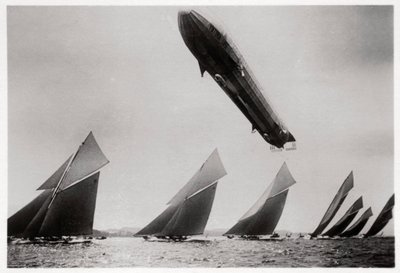 Zeppelin LZ11 Viktoria Luise in volo durante la regata di Kiel, Germania da Unbekannt