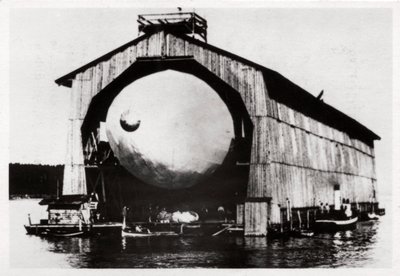 Zeppelin LZ1 in un hangar galleggiante a Manzell, Friedrichshafen, Germania, 1900 da Unbekannt