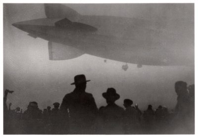 Zeppelin LZ 126 che sale nella nebbia, c1924-1933 1933 da Unbekannt