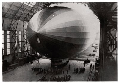 Zeppelin LZ 127 Graf Zeppelin che entra nel suo hangar da Unbekannt