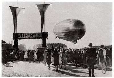 Zeppelin LZ 127 Graf Zeppelin in atterraggio a Friedrichshafen, Germania, 1933 da Unbekannt