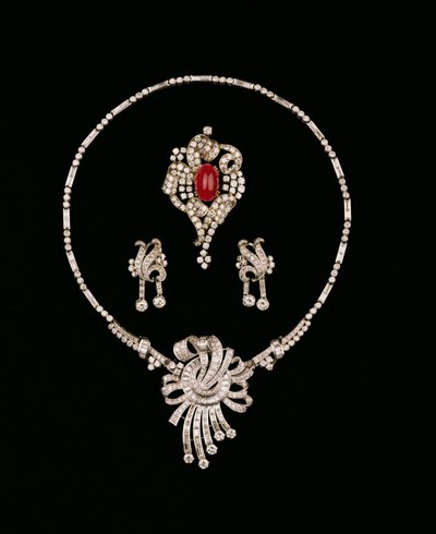 Gioielli Art Deco: spilla pendente in diamanti baguette, spilla a rotolo in rubino cabochon e diamanti, orecchini pendenti in diamanti da Unbekannt Unbekannt