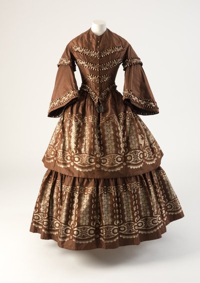 Abito in seta marrone e crema con volant tessuti à disposition, anni 1850 da Unbekannt Unbekannt