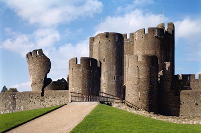 Caerphilly Castle, vista esterna con ponte e Torre Pendente, Scuola Inglese, (XIII secolo), completato nel 1277, Glamorgan, Galles da Unbekannt Unbekannt