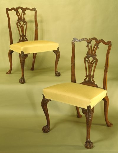 Sedie da pranzo Chippendale, schienali intagliati, traforati e scanalati, traversa superiore serpentina con volute a C, modanatura a fiamma e fogliame su gambe a cabriole con piedi a zampa ispida, c.1760 (mogano) da Unbekannt Unbekannt