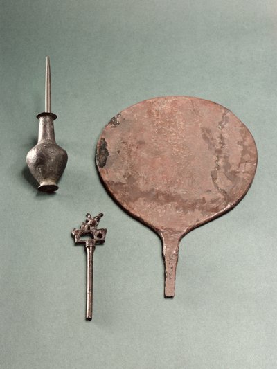 Spilla per capelli in rame, asta di collyrium con vaso e specchio, Mohenjodaro, 2300-1750 a.C. da Unbekannt Unbekannt