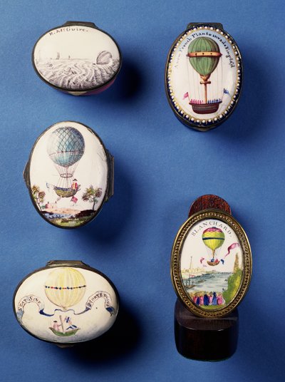 Scatole di smalto inglese, raffiguranti mongolfiere; gancio per mantello di spada in metallo dorato che ritrae il pallone di Blanchard che attraversa il Canale della Manica, fine XVIII secolo da Unbekannt Unbekannt