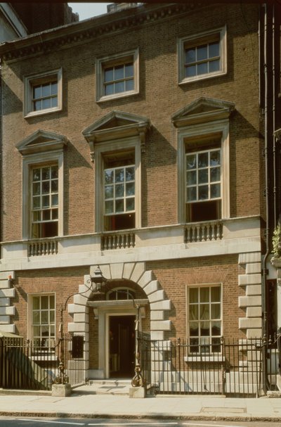 Ingresso al numero 44 di Berkeley Square, Londra da Unbekannt Unbekannt