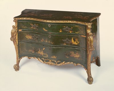 Comò serpentino laccato verde e dorato, nello stile di Thomas Chippendale da Unbekannt Unbekannt