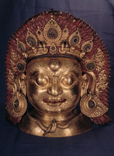 Testa di Bhairava, fine XVII secolo (rame sbalzato, dipinto e dorato) da Unbekannt Unbekannt