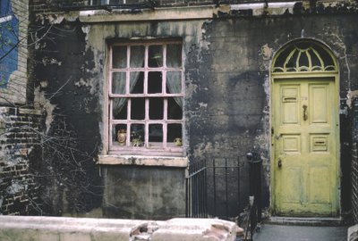 Casa con una porta verde, Euston, Londra, 1967 da Unbekannt Unbekannt