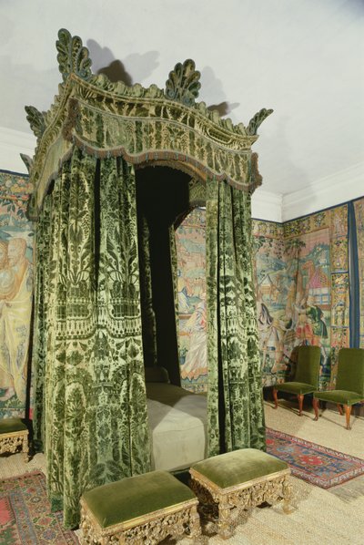 Interno di Hardwick Hall, Derbyshire, con la Camera Verde con mobili e arazzi originali del XVI secolo da Unbekannt Unbekannt