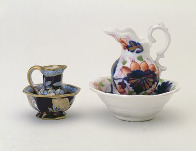 A sinistra: brocca e bacile di Crown Staffordshire e a destra: brocca e bacile balustre gallese (ceramica) da Unbekannt Unbekannt