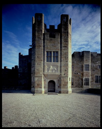Ingresso principale del Castello Drogo, progettato da Sir Edwin Lutyens (1869-1944) 1910-30 da Unbekannt Unbekannt