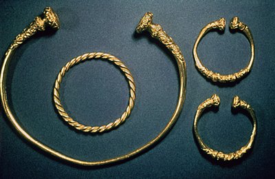 Collana e braccialetti da Waldalgesheim, metà del IV secolo (oro) da Unbekannt Unbekannt