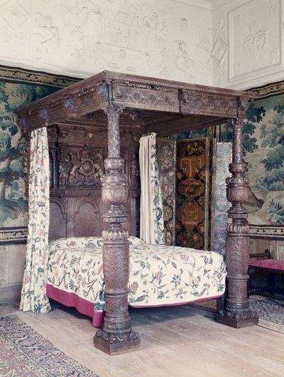 Letto in quercia, testiera scolpita con le armi di Giacomo I d