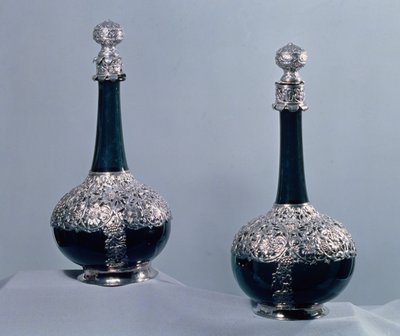 Coppia di bottiglie di vino montate in argento, 1689 da Unbekannt Unbekannt