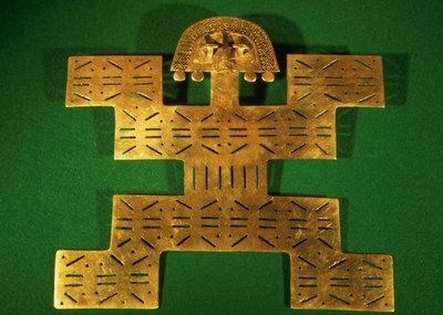 Ornamento pettorale della regione di Tolima, Colombia, c.500-1500 d.C. (oro) da Unbekannt Unbekannt