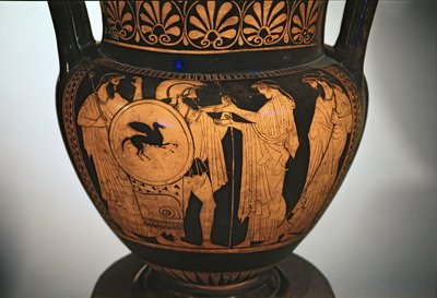 Cratere a figure rosse, raffigurante un guerriero che ritorna dalla battaglia da Unbekannt Unbekannt