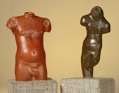 Torso maschile in arenaria rossa e danzatrice in arenaria grigia, Harappa, 2300-1750 a.C. da Unbekannt Unbekannt