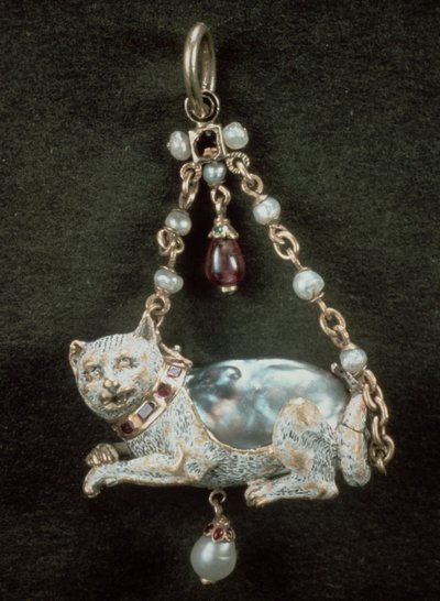Pendente rinascimentale a forma di gatto con perla barocca naturale da Unbekannt Unbekannt
