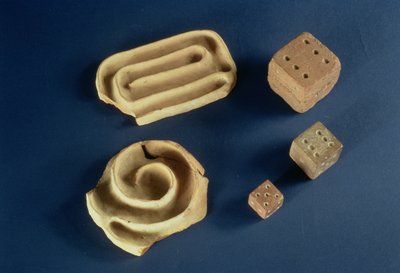 Dadi in arenaria e gioco del labirinto in terracotta, Harappa, 2300-1750 a.C. da Unbekannt Unbekannt