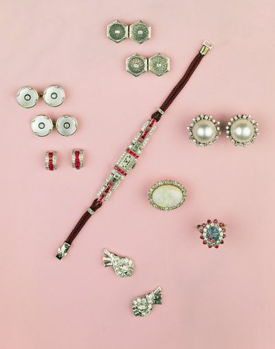 Selezione di gioielli Art Deco; orologio in rubini taglio calibro; bottoni, gemelli e bottoni; orecchini; orecchini in perla Mabe e diamanti da Unbekannt Unbekannt
