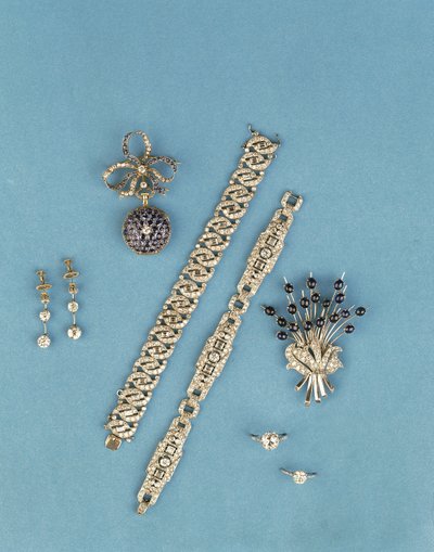 Selezione di gioielli Art Deco: braccialetti a maglia; orologio da tasca in zaffiro e diamanti; anelli solitari; spilla a spruzzo in zaffiro cabochon (diamanti) da Unbekannt Unbekannt