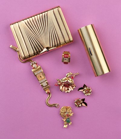 Selezione di gioielli Art Deco: due portacipria; spilla a fiore in rubini e orecchini; orologio da cocktail (oro) da Unbekannt Unbekannt