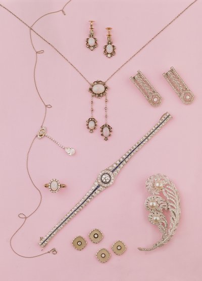 Selezione di gioielli edoardiani e Art Deco: orecchini e pendente in opale; pendente negligee in diamanti; spilla a piuma di struzzo; gemelli e bottoni in diamanti e onice da Unbekannt Unbekannt