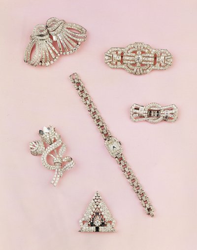 Selezione di gioielli in diamanti: spilla a spruzzo di diamanti baguette e marquise; clip Art Deco in diamanti; spilla a pannello in diamanti; orologio da donna con cassa oblonga in diamanti da Unbekannt Unbekannt
