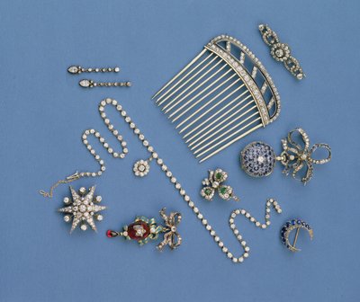 Selezione di gioielli in diamanti: pettine per capelli; collana graduata a colletto; spilla a mezzaluna in zaffiro; pendente in smalto e carbuncle; orologio da tasca; spilla a stella da Unbekannt Unbekannt