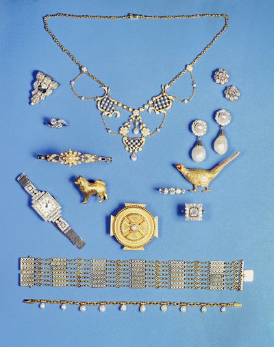 Selezione di gioielli: pendente in perla e oro; spilla Art Deco con diamanti; orecchini a goccia con perle; spilla in stile celtico in oro; braccialetto a catena edoardiano; spilla con fagiano; bracciale a cerniera in oro con mezze perle da Unbekannt Unbekannt