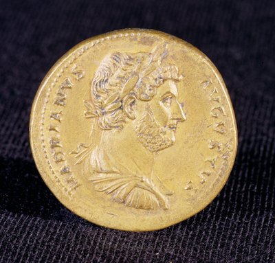 Sesterzio di Adriano da Newcastle Upon Tyne, 132 d.C. Mostra il busto di Adriano come comandante vittorioso da Unbekannt Unbekannt