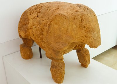 Complesso archeologico, Carmona, Provincia di Siviglia, Spagna. Scultura nel museo di un elefante trovato nella Tomba dell