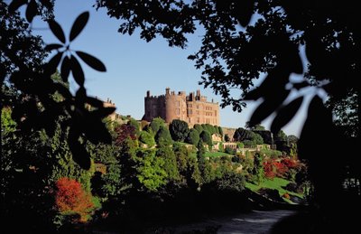 Vista dal giardino che mostra torri medievali e modifiche iniziate nel 1587 da Unbekannt Unbekannt