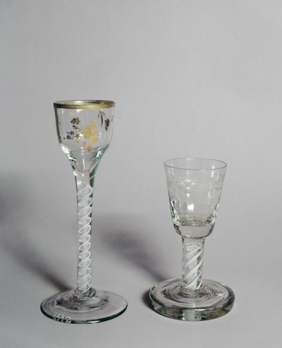 Bicchiere da vino con decorazione dorata, ciotola da fuoco e stelo a torsione opaca, c.1760 da Unbekannt Unbekannt