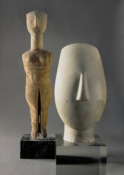 Figurina con braccia incrociate, Cicladico; testa di donna, frammento di statua, da Keros, Periodo Cicladico Antico II c.2700-2400 a.C. da Unbekannt