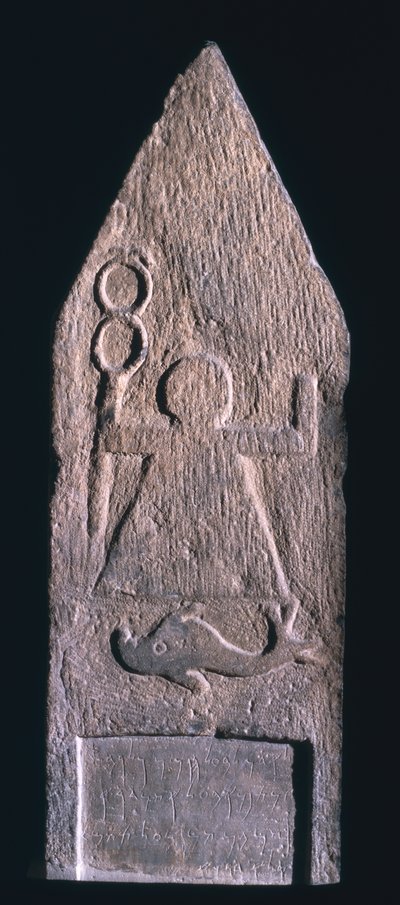 Stele votiva raffigurante Tanit, dea di Cartagine, con un caduceo e un delfino e un