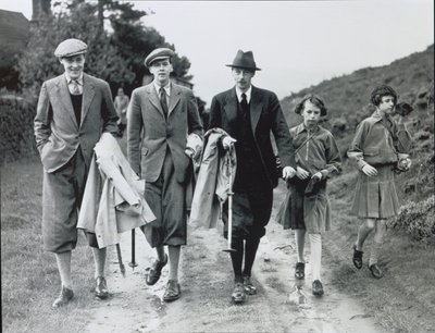 10° Duca con i suoi quattro figli, Billy, Andrew, Anne ed Elizabeth a Bolton Abbey, c.1938 da William M. Timlin